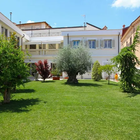 לינה וארוחת בוקר Residenza San Flaviano, Relais Di Charme ל'אקווילה